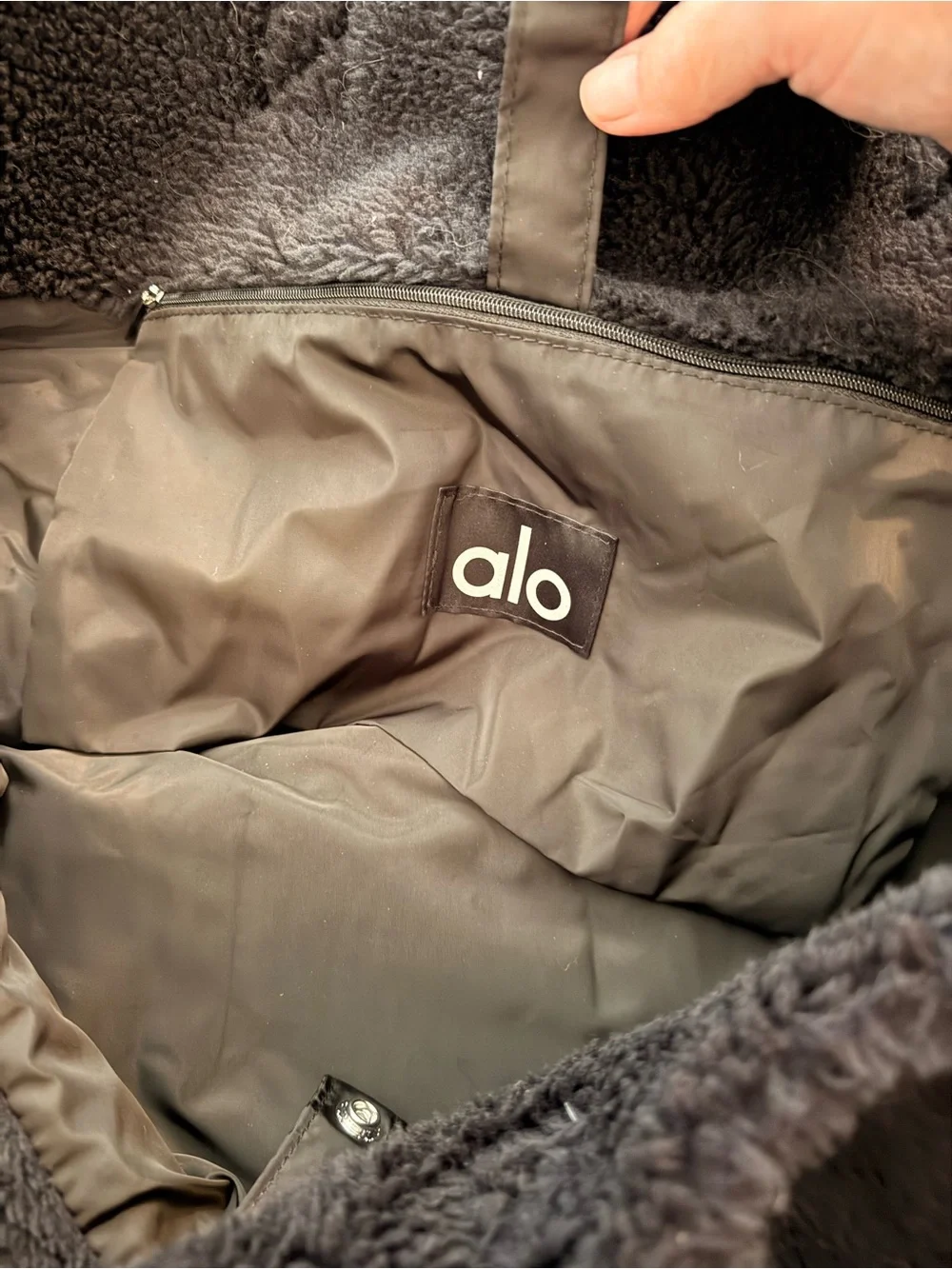 ALO Yoga Black Plush Sherpa Tote Bag - Picture 4 of 11